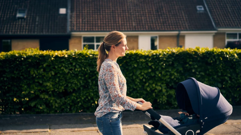 Kvinde med barnevogn har foretaget en nedkonvertering, og har fået mere luft i sit budget