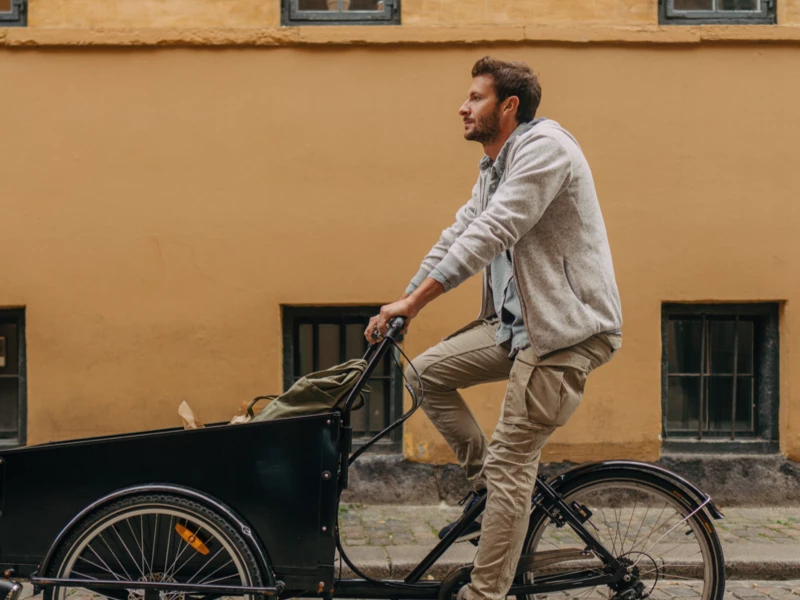 Mand på cykel har søgt om et lån, så banken foretager en kreditvurdering, som sikrer at manden har råd til at betale lånet tilbage