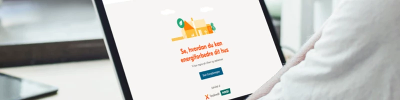 En person bruger en tablet til at beregne energiforbruget i sit hjem via en online energiberegner. Værktøjet hjælper med at identificere energiforbedringer og mulige besparelser, fx gennem energirenoveringer og lån til bæredygtige løsninger.