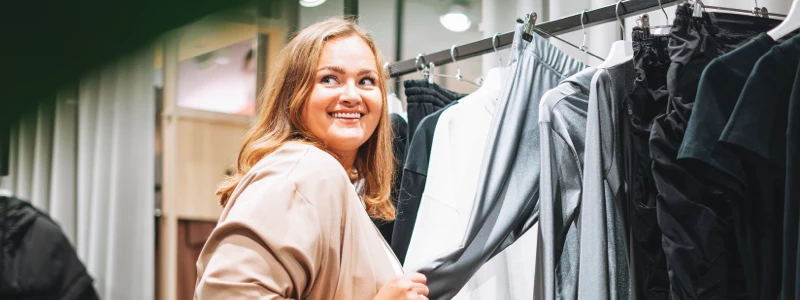 Glad kvinde der kigger på tøj