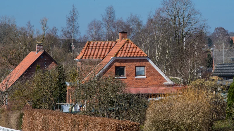 Et rødt muremestervilla med åbent vindue