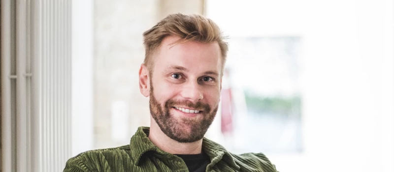 En glad mand med grøn skjorte