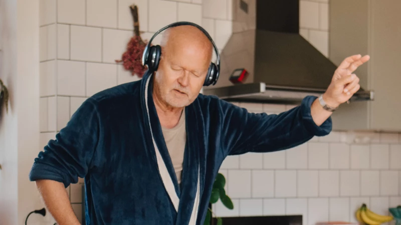 Mand leger DJ i køkken