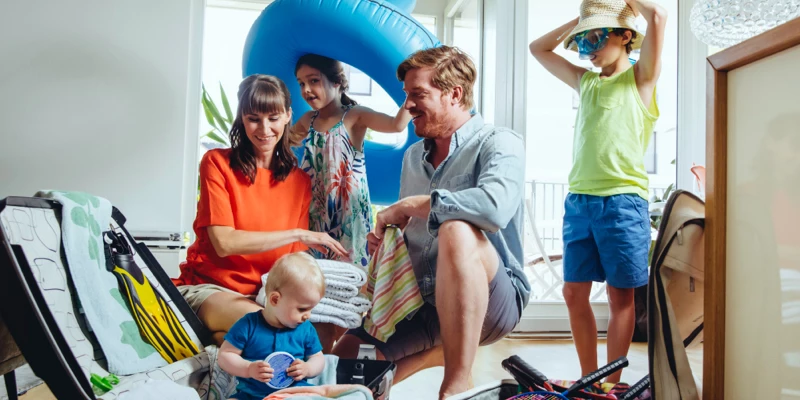 Familie i stue med sommerferieudstyr