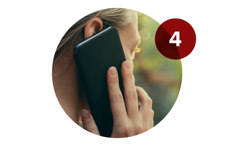 nærbillede af person der snakker i telefon
