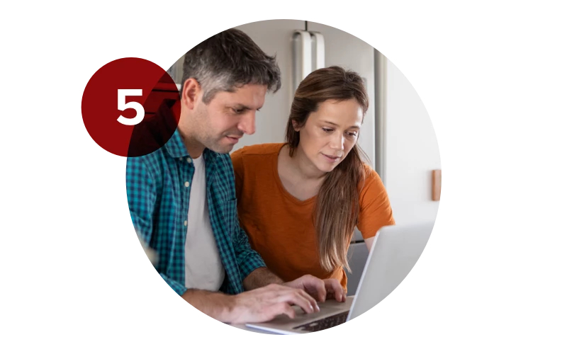 mand og kvinde der kigger på computer sammen