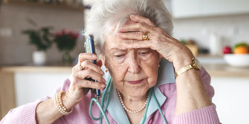 Bekymret ældre dame snakker i telefon