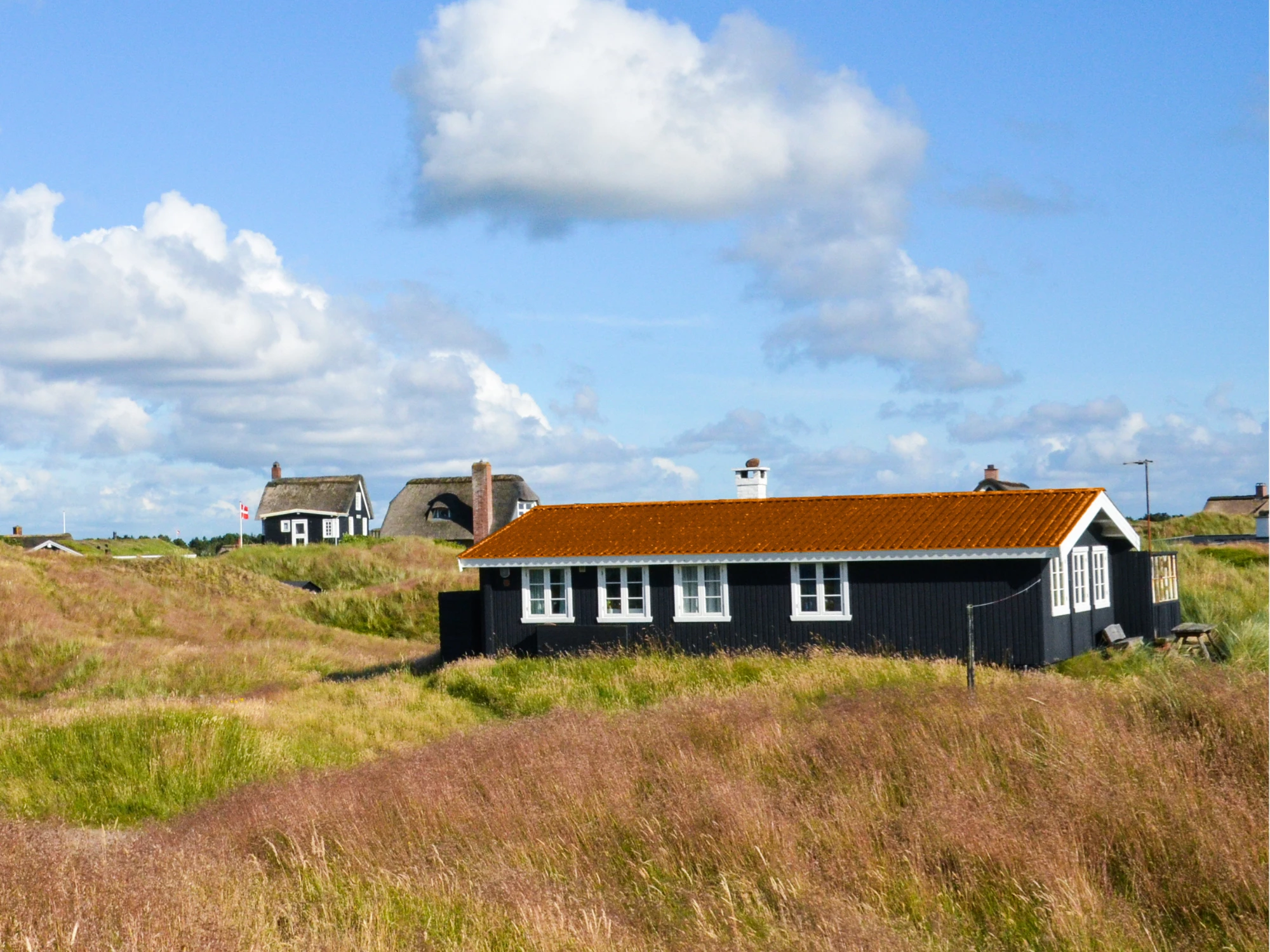 Sommerhus og blå himmel