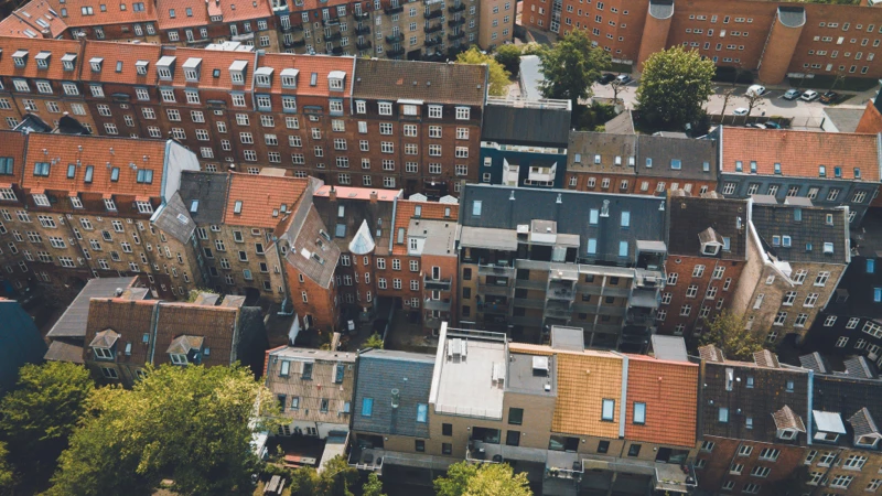 Fugleperspektiv på tæt bebygget lejlighedsområde i byen