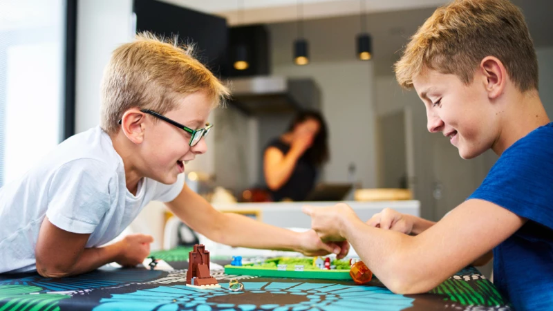 to jævnaldrende børn leger sammen