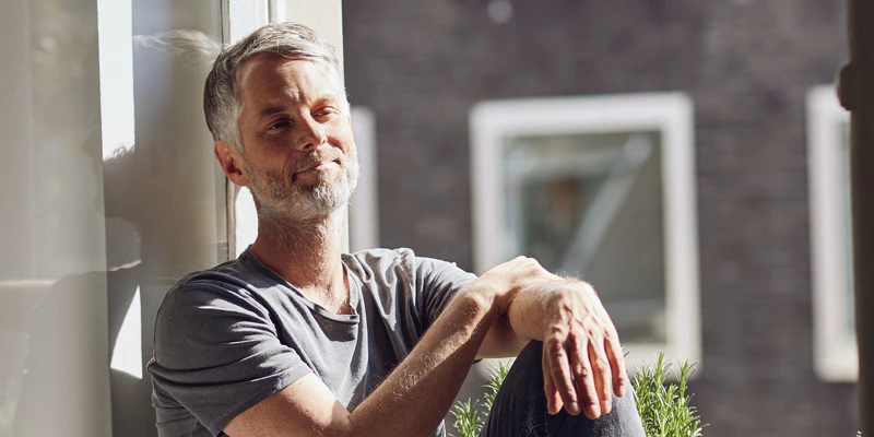 Tilfreds mand som er glad for rentetilpasningen