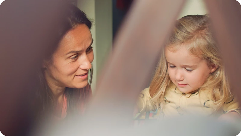 kvinde og lille pige