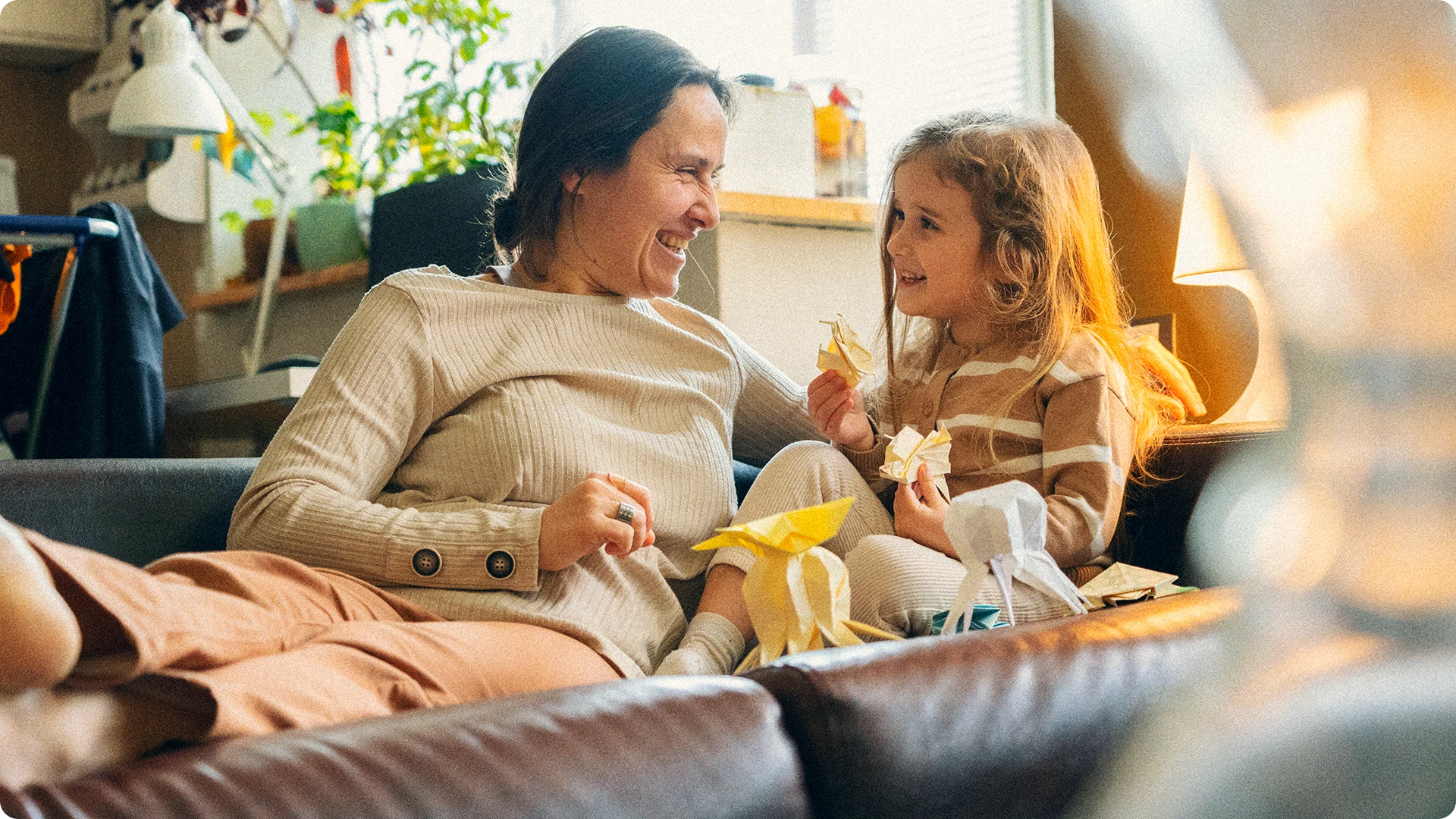 kvinde og pige ligger i sofa