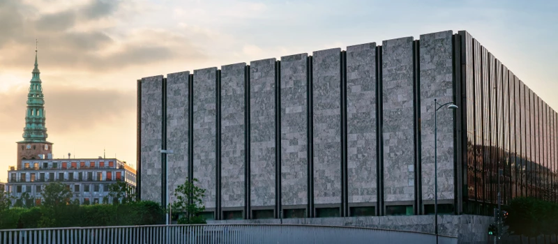 Billede af Danmarks nationalbanken ved solnedgang
