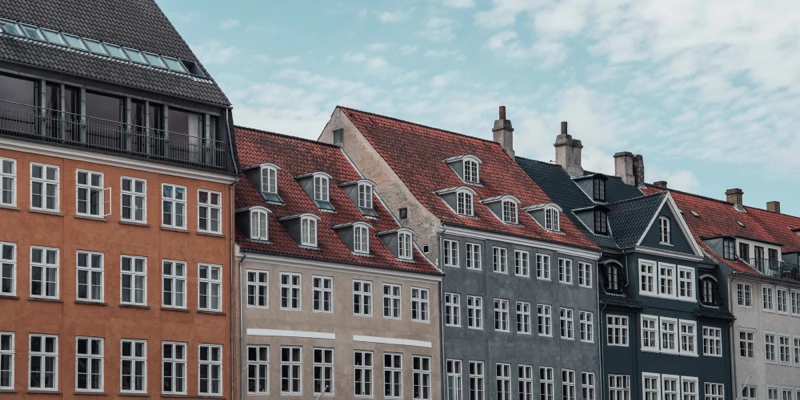 Forskelligfarvet huse der står på række