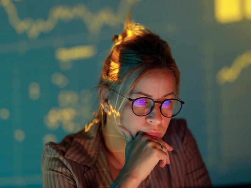 Kvinde der kigger meget koncentreret på obligationer