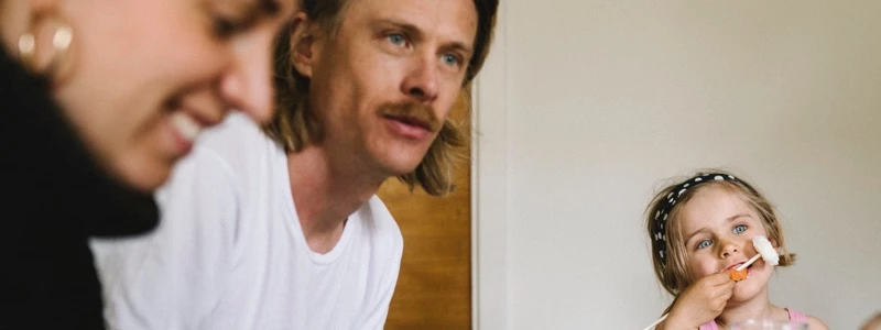 En familie på tre i deres stue