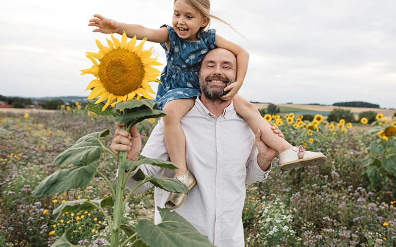 Far og datter i solsikkemark