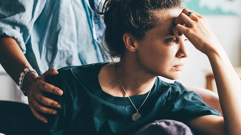 Trist kvinde der grundigt overvejer sin økonomiske situation