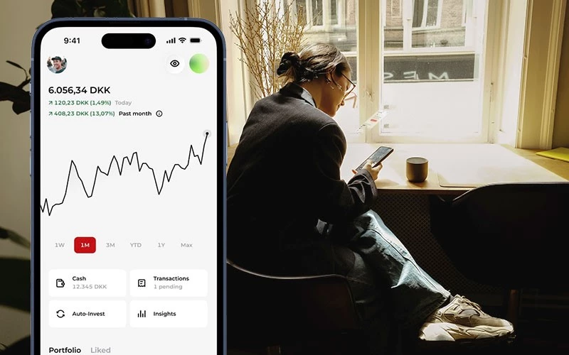 En kvinde kigger på sin telefon og investere i hendes app Coop Bank Investering