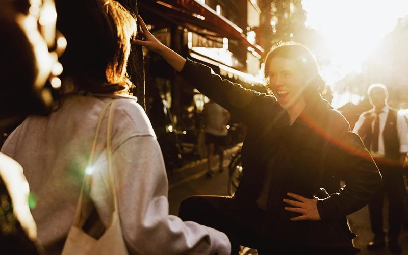 To piger der danser udenfor