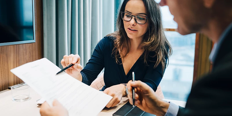 Kvinde forklarer Disponibel indkomst til mand i møderum