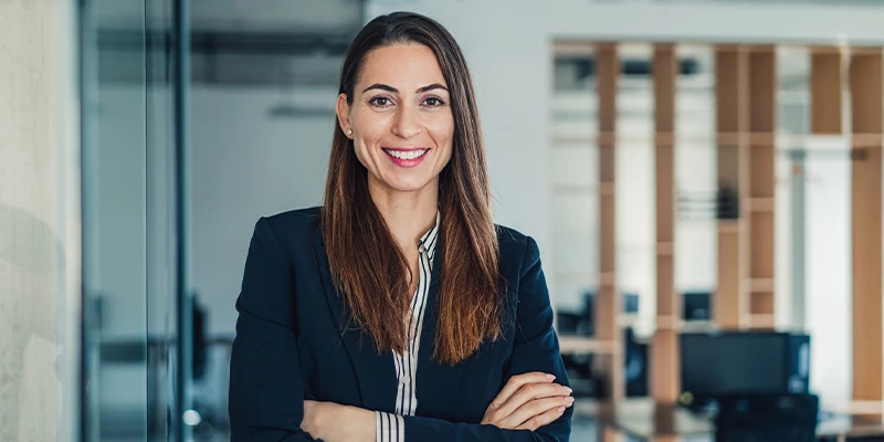 Ekspert i konferencerum med armene krydset