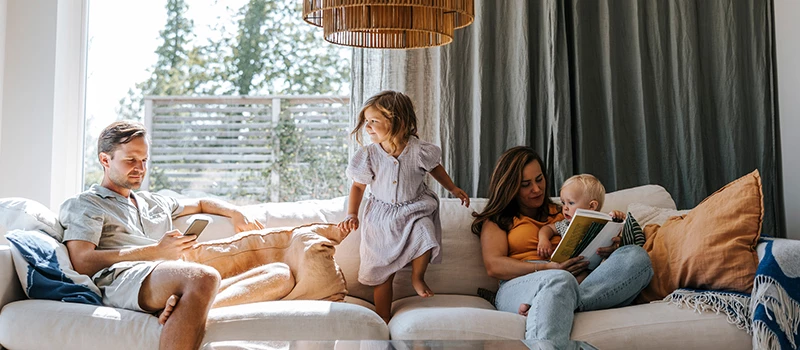 familie i sofa i stuen