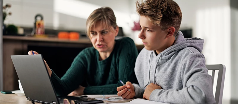 Mor der rådgiver hendes søn i hvad forskellen på aktieindkomst og kapitalindkomst er