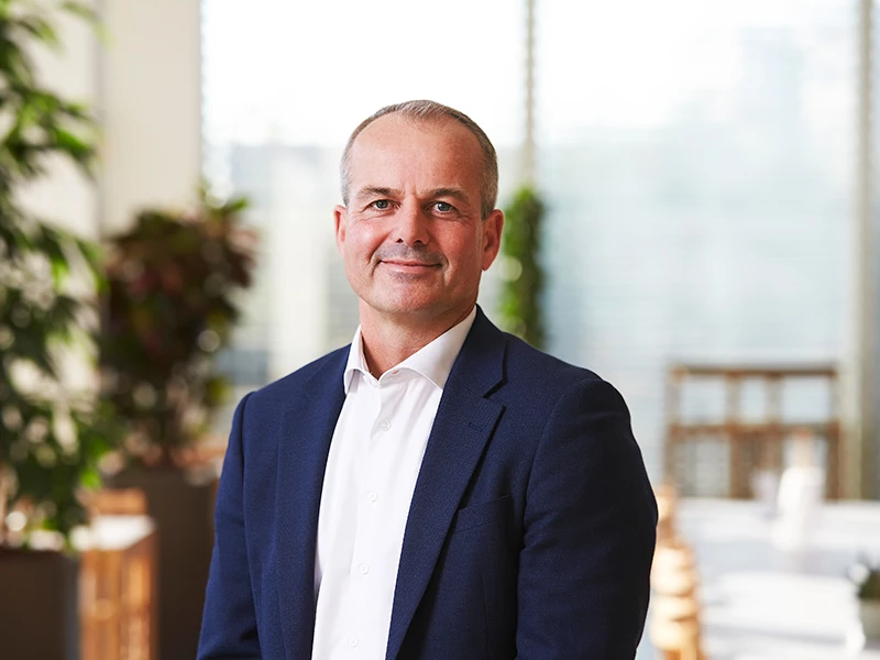 Coop banks direktør portræt i mødelokale