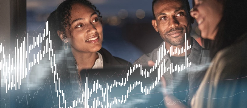 tre personer snakker med hinanden med en grafik af hvid graf i forgrund