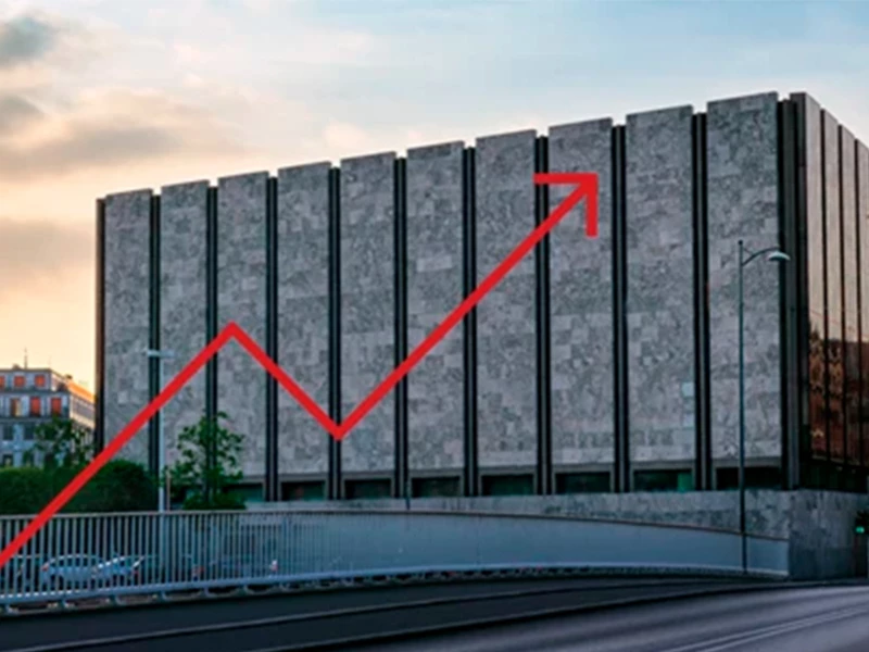 nationalbanken med rød pil som grafik